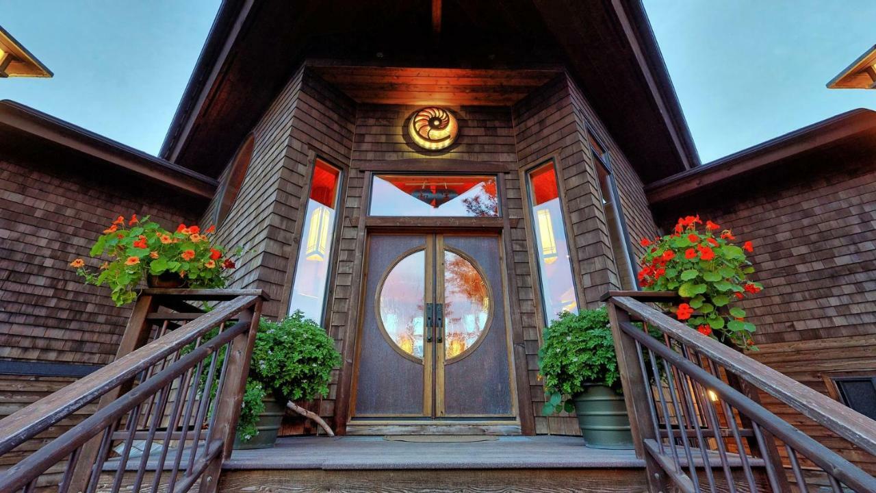 Stillpoint Lodge - All-Inclusive Halibut Cove Екстер'єр фото