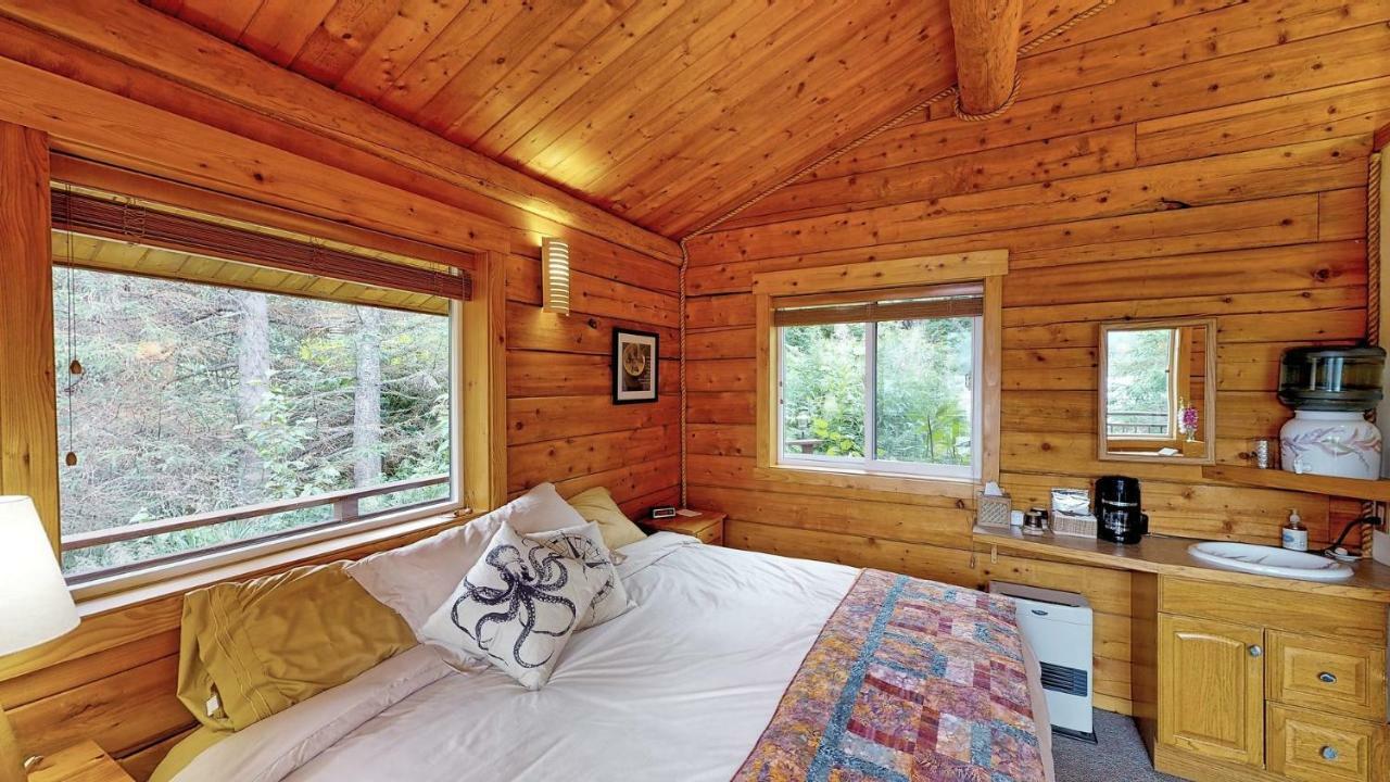 Stillpoint Lodge - All-Inclusive Halibut Cove Екстер'єр фото